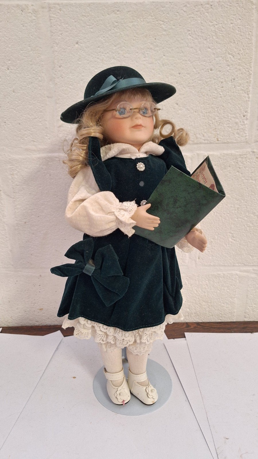 Vintage Porseleinen Pop met Boek en Bril - Groene Kleding, Ophalen of Verzenden, Gebruikt, Pop