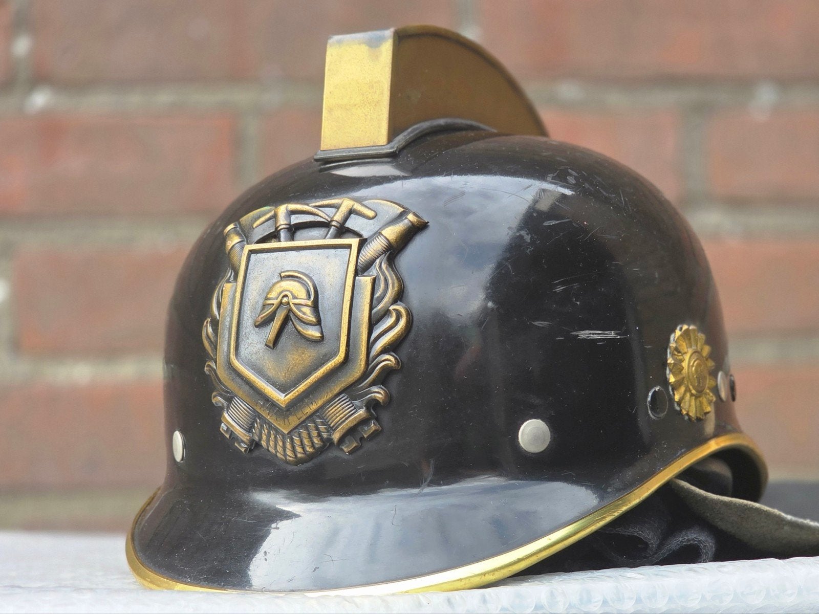 brandweerhelm brandweer inscriptie Haarlem model Kraaijer, Ophalen of Verzenden, Landmacht, Nederland, Embleem of Badge