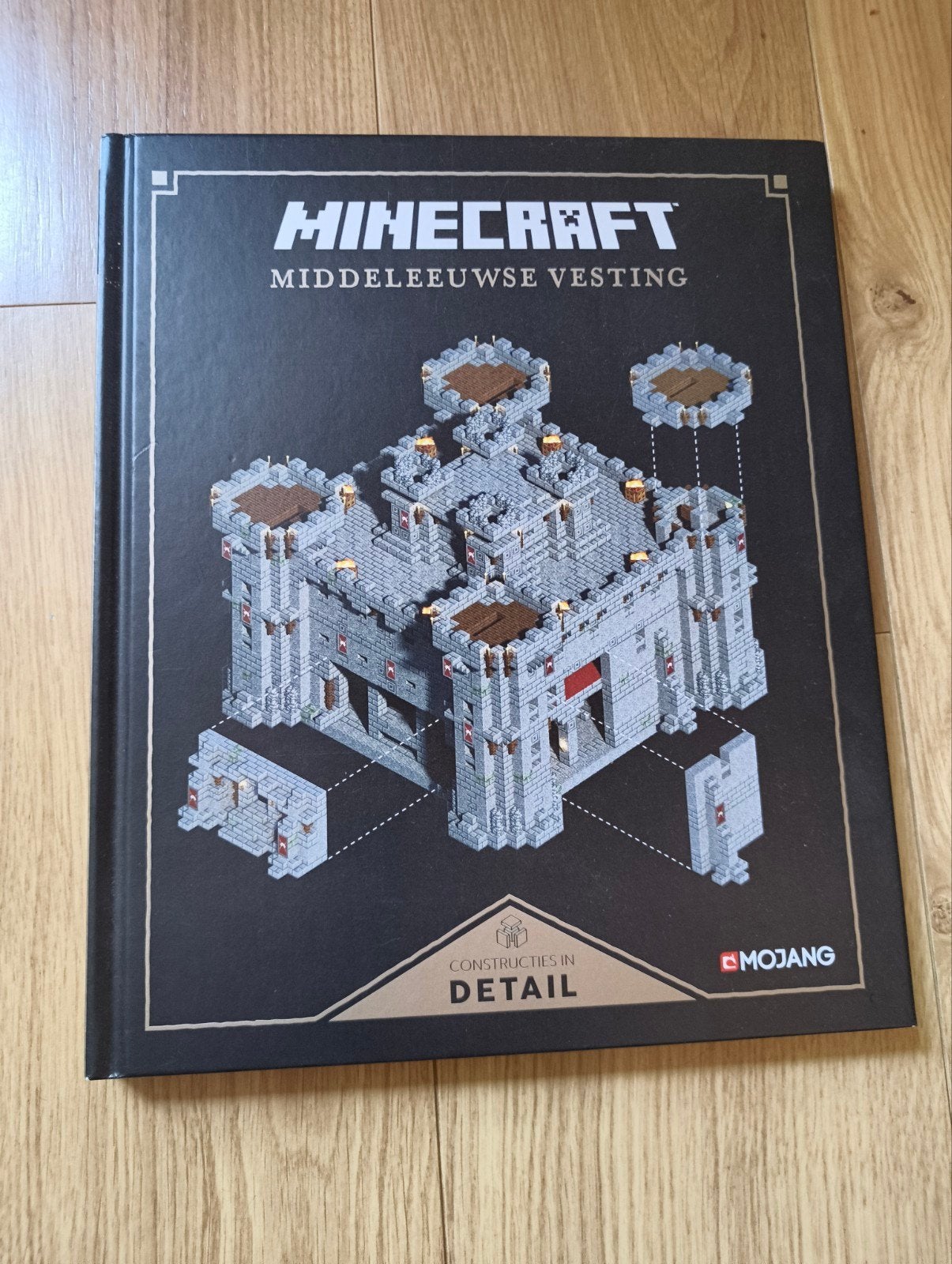 Minecraft boek constructie in detail middeleeuwse vesting, Ophalen of Verzenden, Zo goed als nieuw