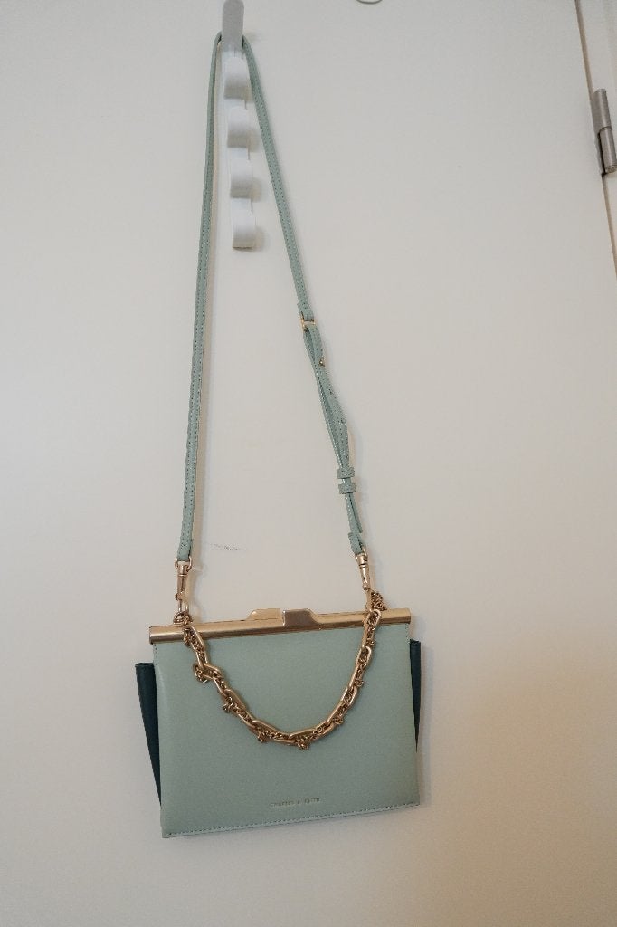 Charles & Keith concertina bag, Sieraden, Tassen en Uiterlijk, Tassen | Damestassen, Ophalen of Verzenden, Zo goed als nieuw, Blauw