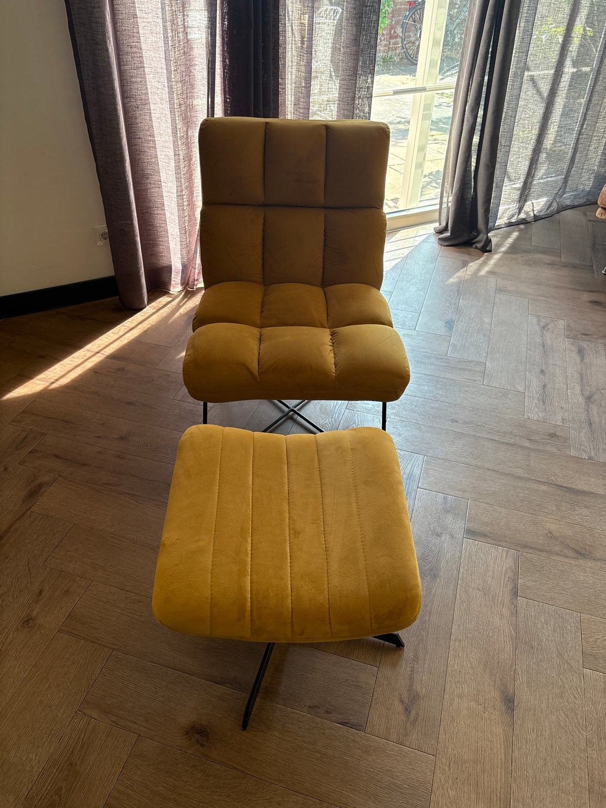 Comfortabele okergele fauteuil met voetenbank, Huis en Inrichting, Ophalen, 75 tot 100 cm, Zo goed als nieuw, Stof