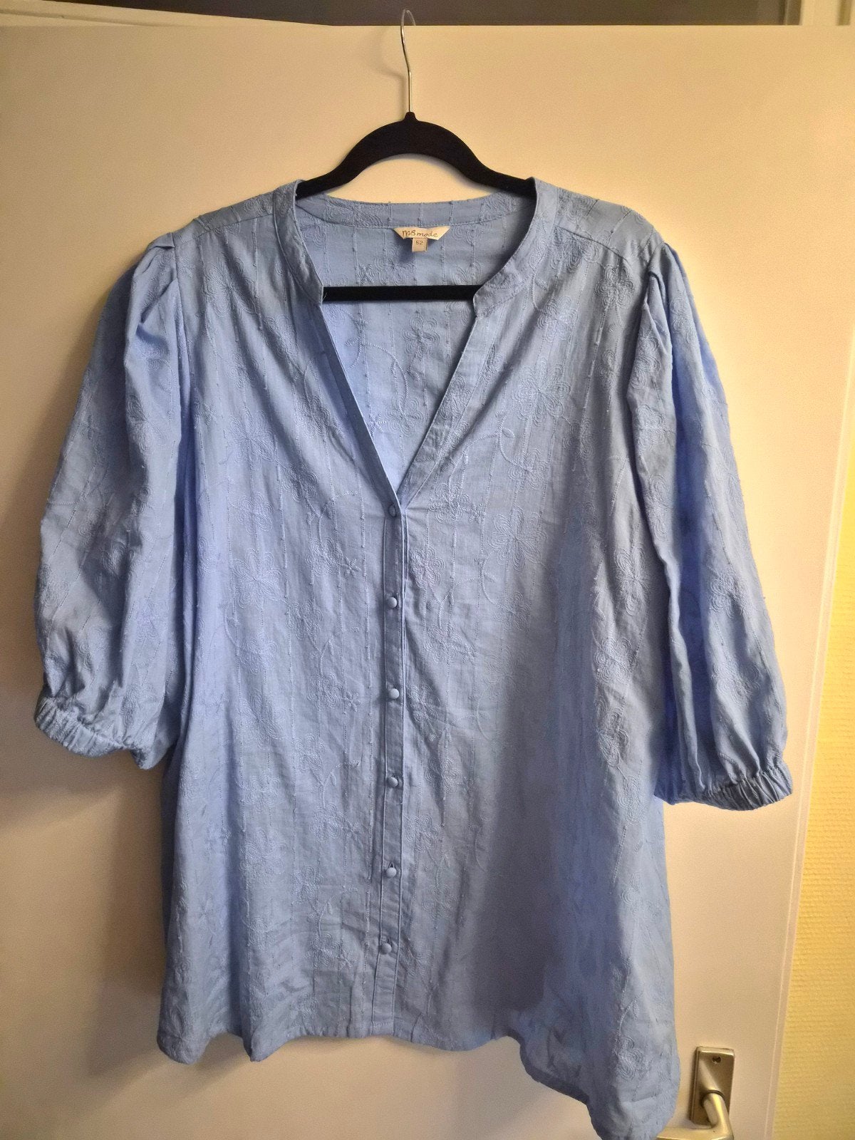 Lichtblauwe blouse met borduursel - Zo goed als nieuw, Blauw, Maat 42/44 (L), Ophalen of Verzenden, Zo goed als nieuw