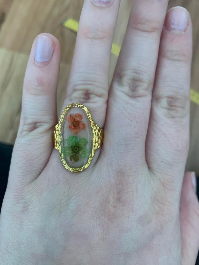 Gouden ring met gedroogde bloemen, Ophalen of Verzenden, Zo goed als nieuw