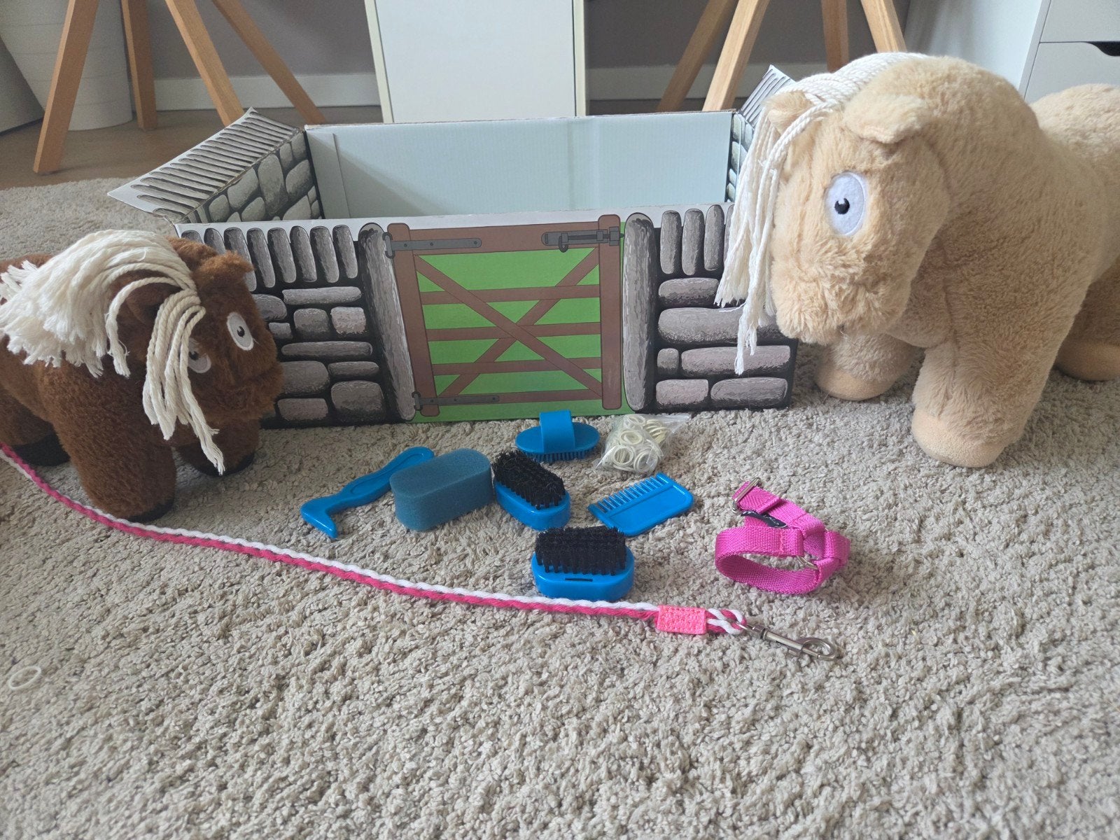 Crafty Ponies stal met 2 knuffelpaarden en accessoires, Ophalen