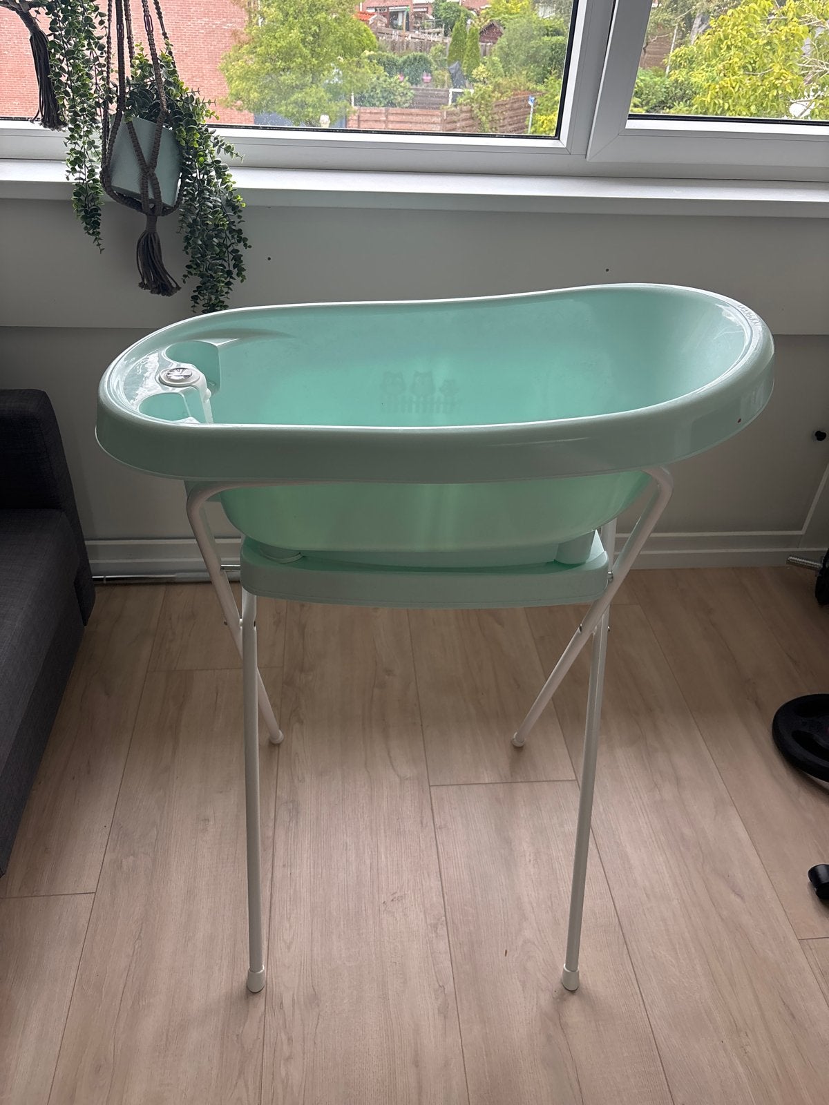 Bébé-jou babybadje met standaard en badzitje, Ophalen, Gebruikt, Badje, Bébé-jou
