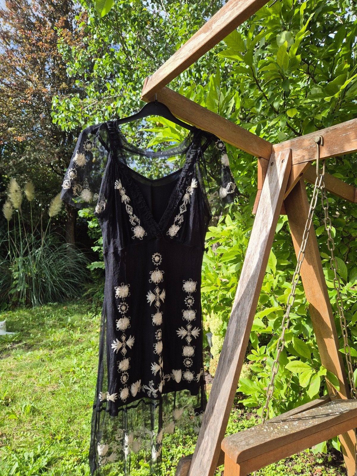 Zwarte transparante jurk met wit geborduurde bloemen en goud, Kleding | Dames, Zwart, Zo goed als nieuw, Onder de knie, Ophalen