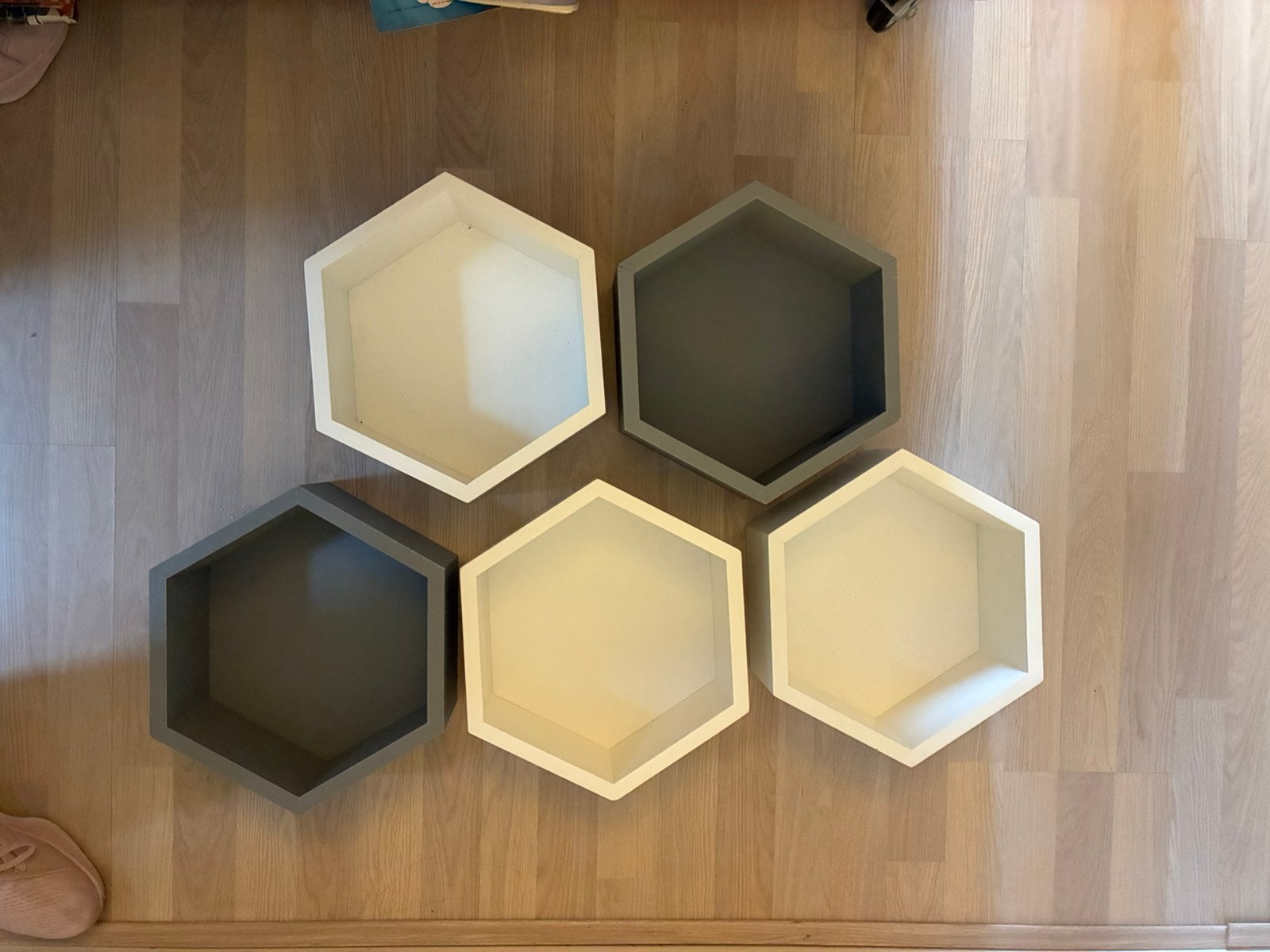 Set van 5 zeshoekige wandplanken (wit/grijs), Huis en Inrichting, Woonaccessoires | Wandplanken en Boekenplanken, Ophalen, Gebruikt