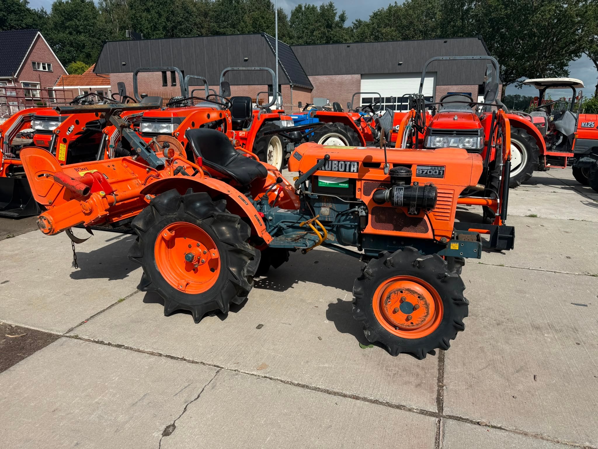 Kubota B7001 met frees, Overige typen