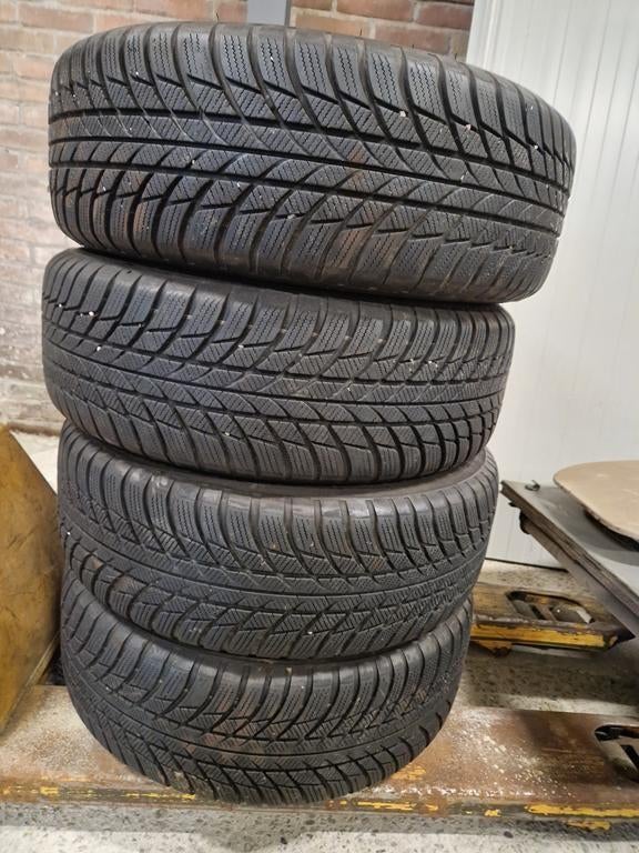 Winterbanden op Stalen Velg 5 mm 205/60R16, Ophalen, Gebruikt, Bridgestone, 16 inch