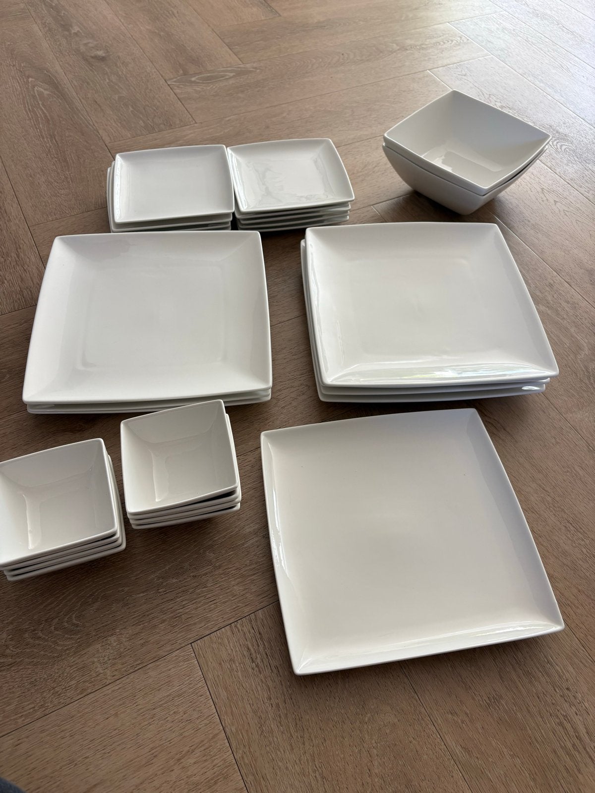 Young Squito servies - wit, vierkant, modern, Ophalen, Overige merken, Keramiek, Zo goed als nieuw