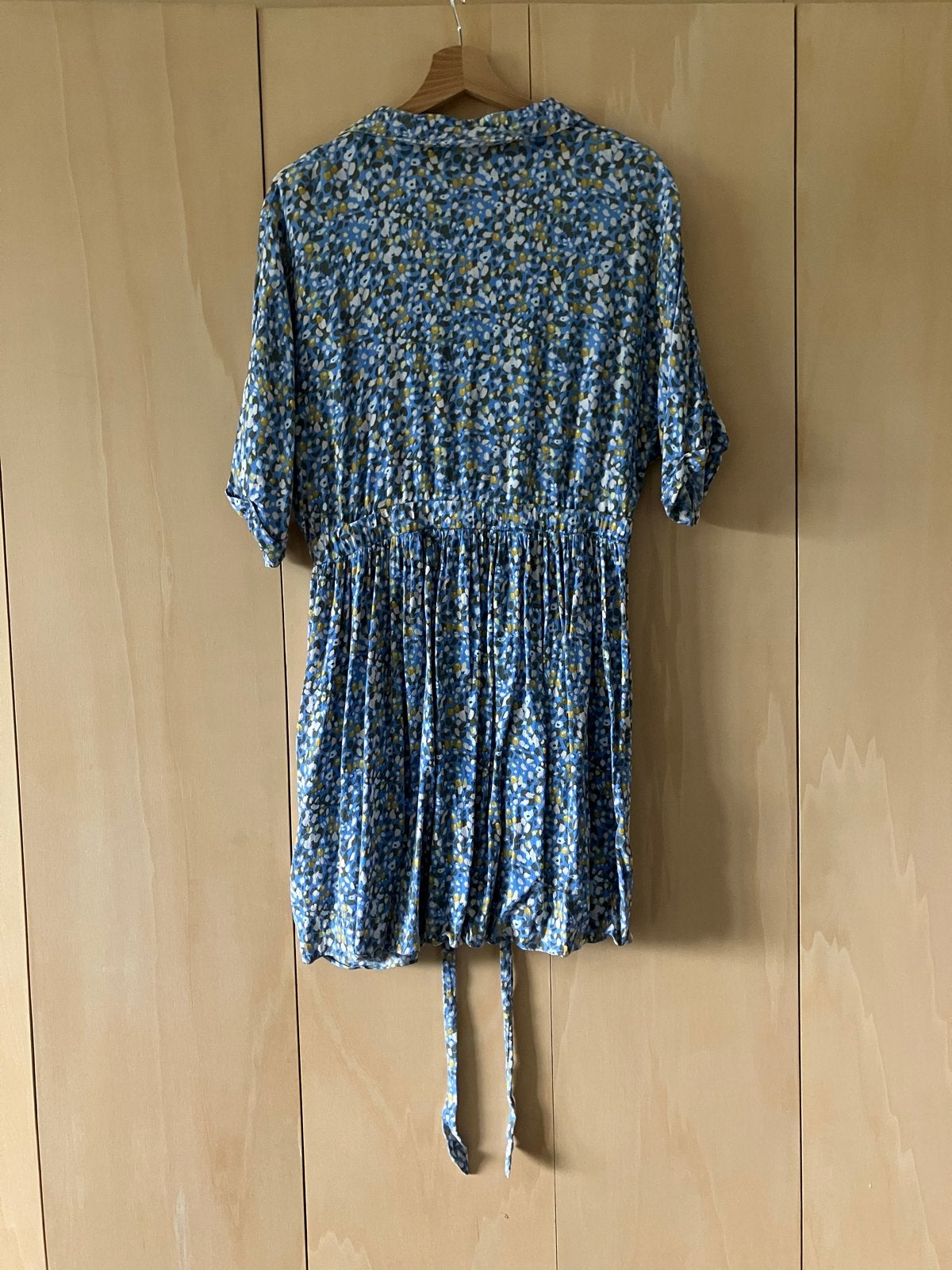 MbyM Bloemenprint blauw geel wit groen Jurk Maat M, Kleding | Dames, Maat 38/40 (M), Blauw, Ophalen of Verzenden, Zo goed als nieuw