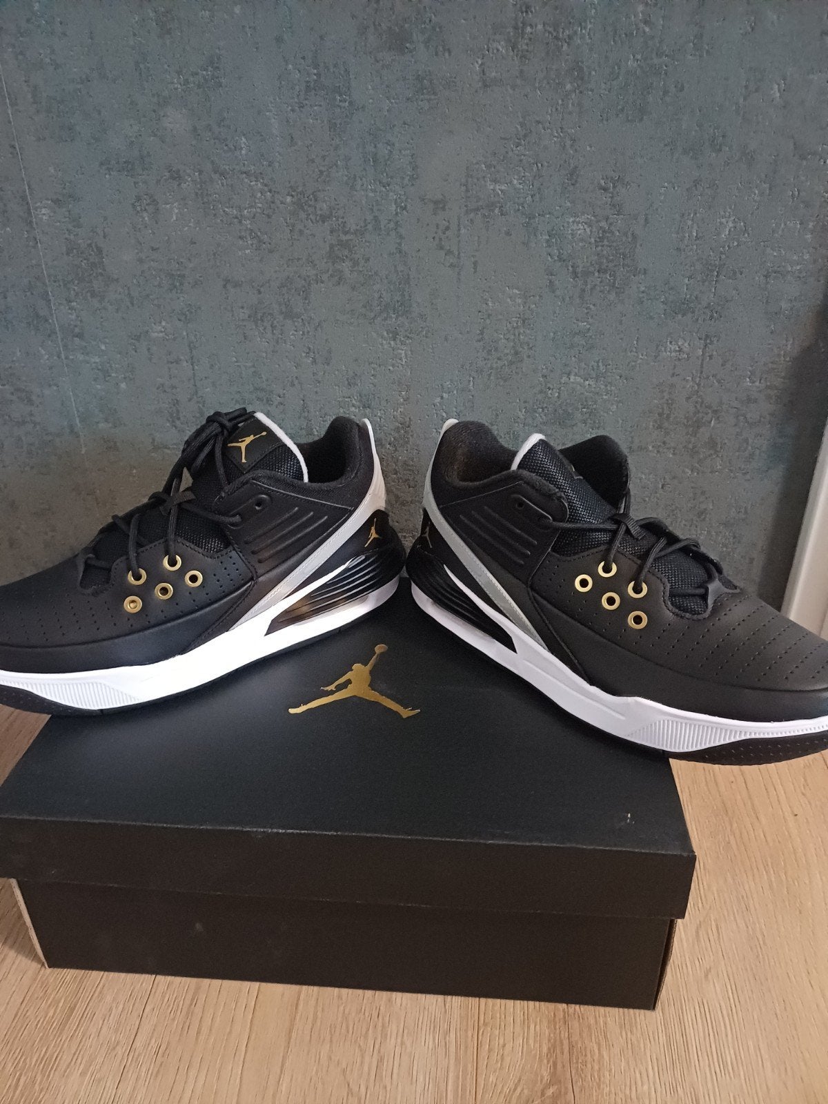 Jordan Max Aura 5 - Maat 42 - Zwart/Goud/Wit, Ophalen of Verzenden