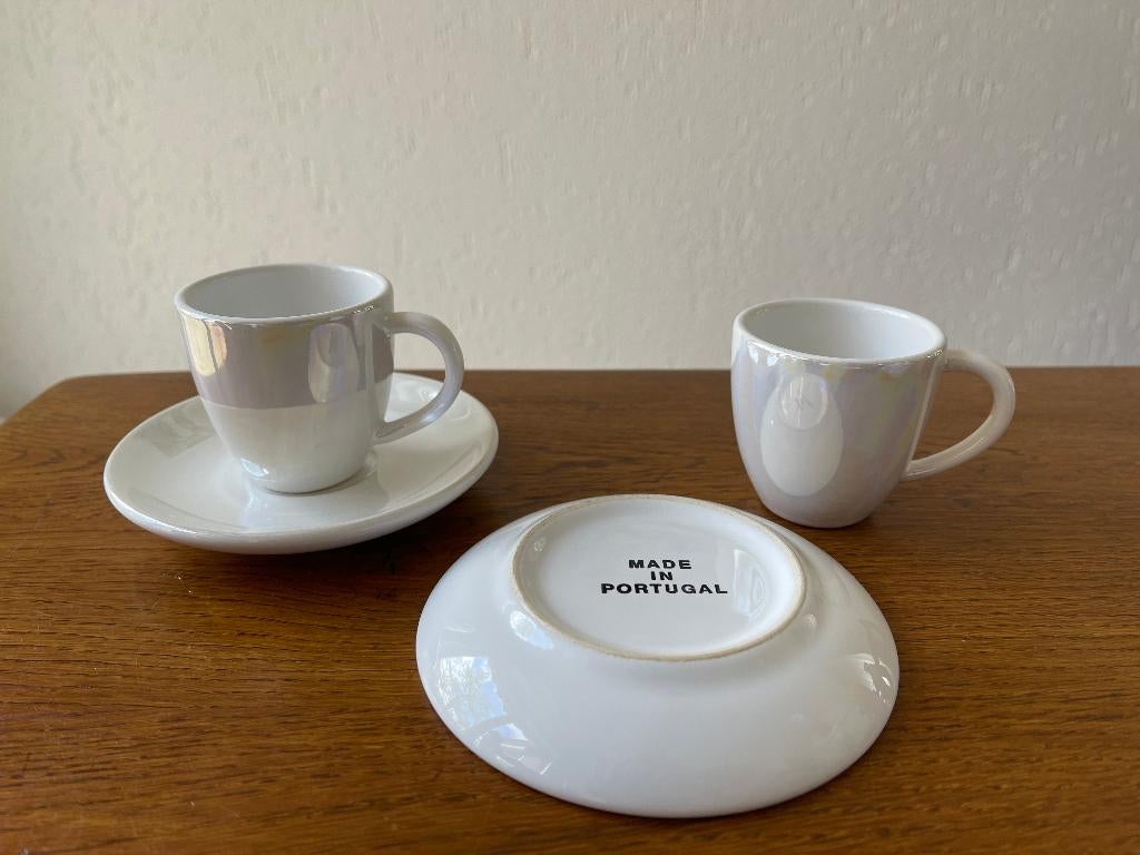 2 Espresso Kopjes & Schoteltjes Parelmoer Made in Portugal, Nieuw, Ophalen of Verzenden, Overige stijlen, Kop(pen) en/of Schotel(s)