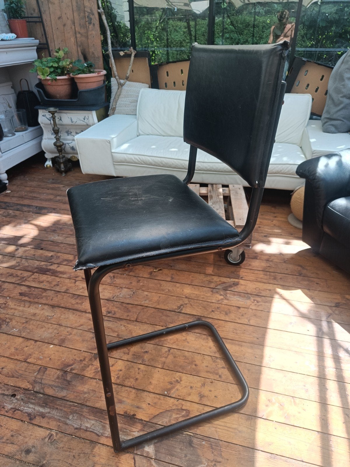 Zwarte barkruk met metalen frame en kunstleren zitting, Gebruikt, Met voetsteun, Ophalen of Verzenden, Metaal