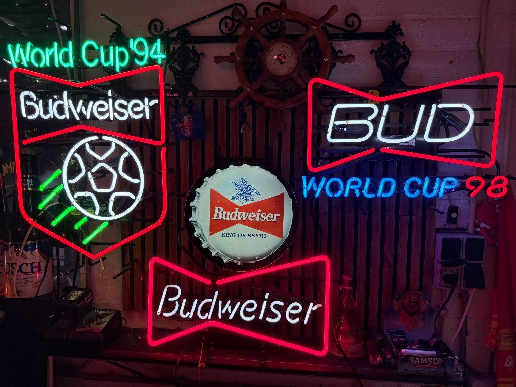 Budweiser worldcup Neon lichtbak reclame zeldzaam, Verzamelen, Ophalen, Gebruikt, Lichtbak of (neon) lamp