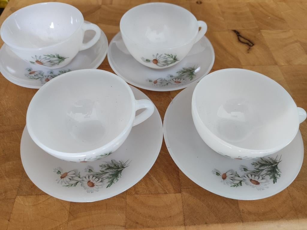 Arcopal kop en schotels - Retro madeliefjes set, Ophalen of Verzenden