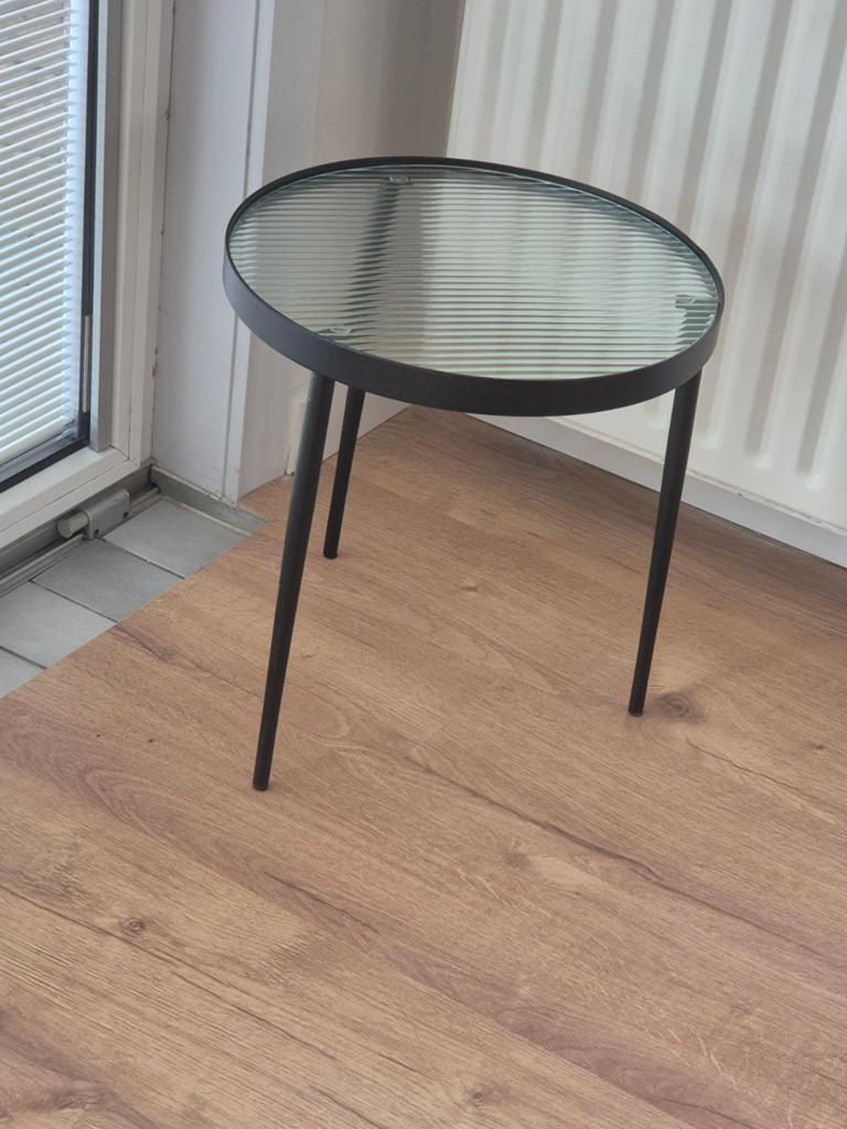 Zwart bijzettafeltje met (aan 1 kant geribbeld) glazen blad, Ophalen, Minder dan 45 cm, Minder dan 55 cm, Modern, Industrieel