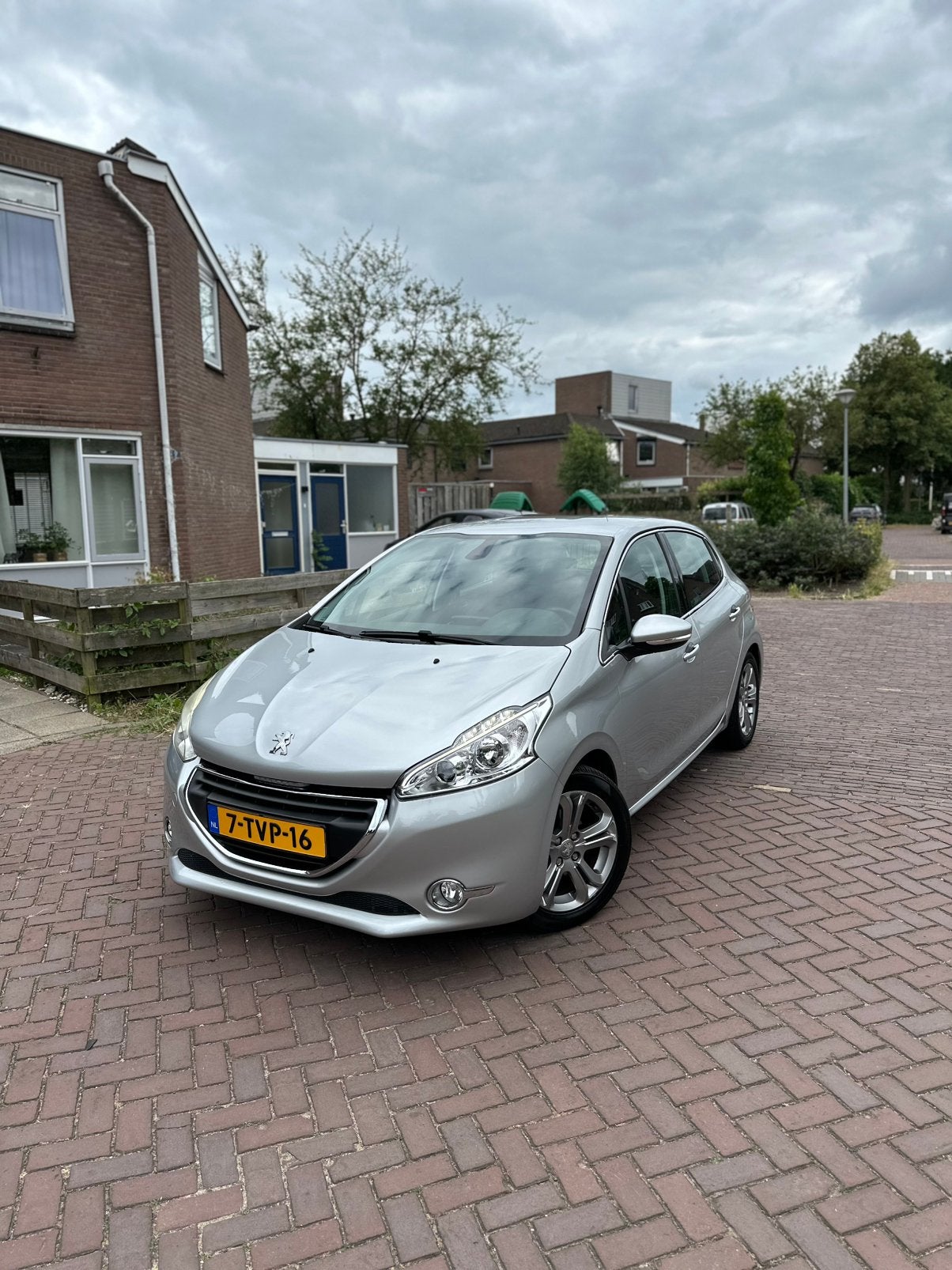 Peugeot 208 1.6 VTi 120PK AUT 5D 2014 Grijs, Auto's, Peugeot, 49 €/maand, Origineel Nederlands, Particulier, 1065 kg