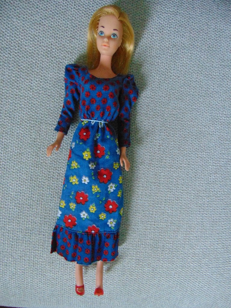Oud jaren 70 Barbie popje met jurk, Verzamelen, Poppen, Ophalen of Verzenden, Gebruikt, Pop