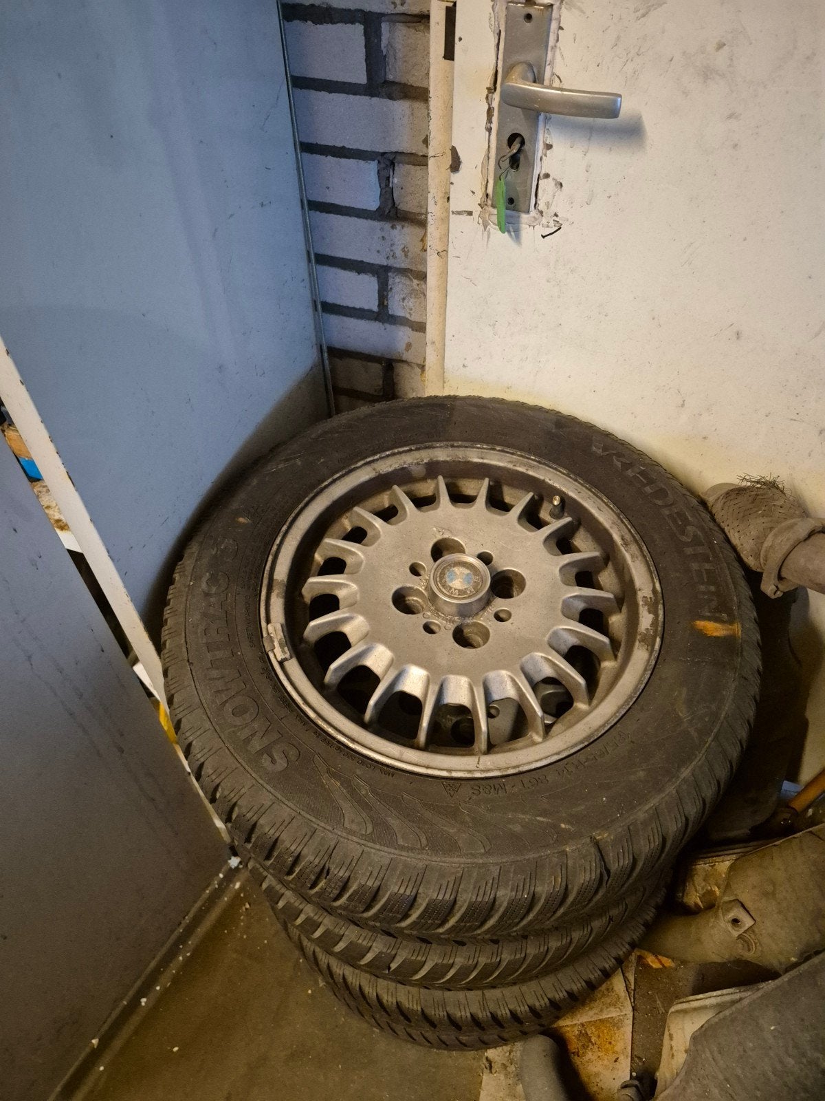 BMW E30 kroonkurk velgen met winterbanden, Ophalen, 14 inch, Gebruikt, Personenwagen
