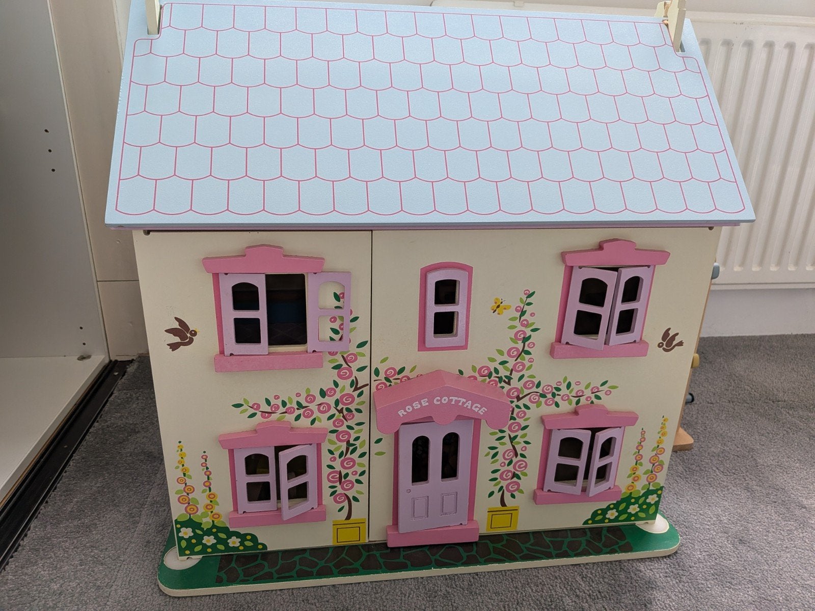 Groot houten poppenhuis met meubels en poppen, Ophalen, Zo goed als nieuw, Poppenhuis