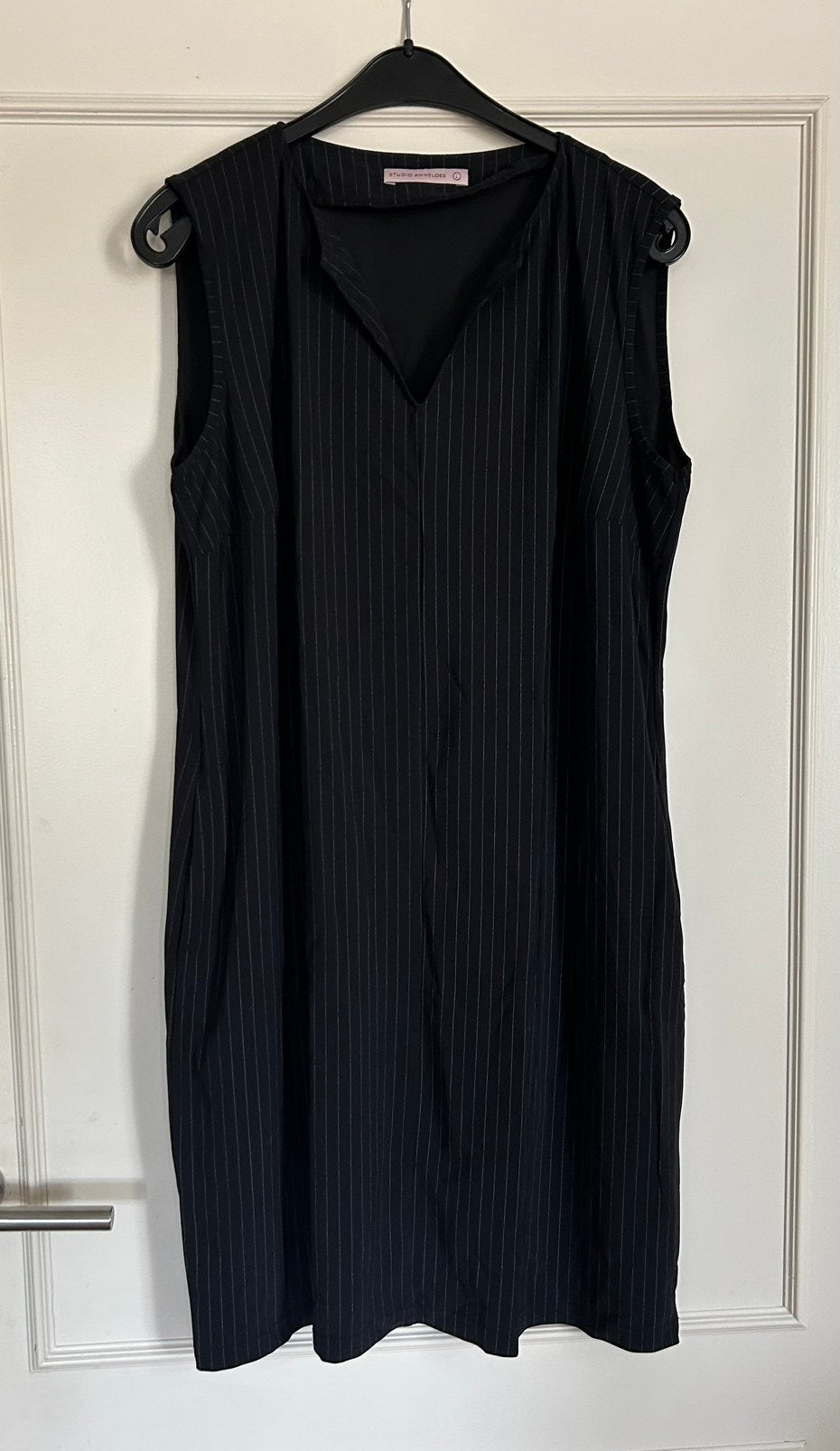 Zwarte, witte Pinstripe Studio Anneloes SLS Jurkje in L, Verzenden, Zwart, Maat 42/44 (L), Zo goed als nieuw