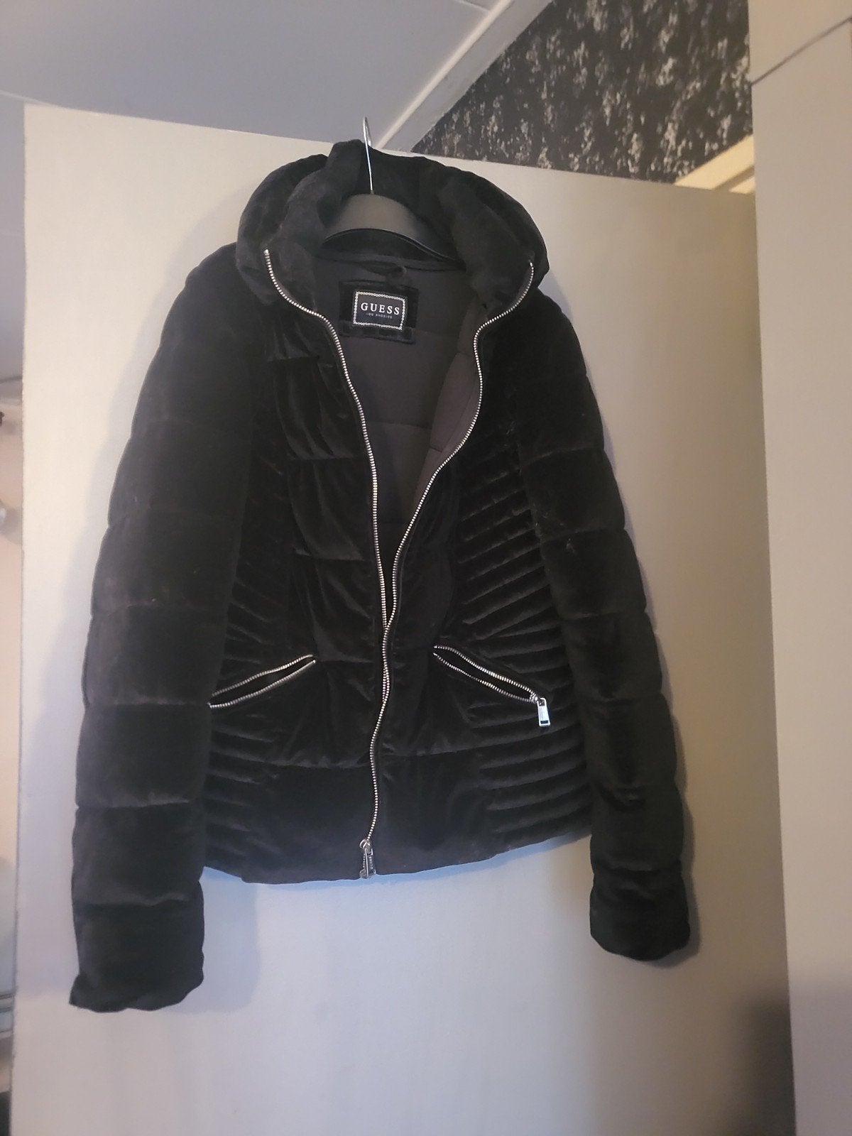 Guess Zwarte Fluweel Puffer Jas Maat S, Kleding | Dames, Guess, Zwart, Ophalen of Verzenden, Zo goed als nieuw