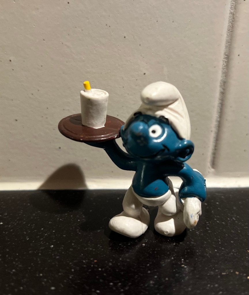 smurf ober met dienblad en beker erop en doek in ander hand, Ophalen of Verzenden, Zo goed als nieuw, Overige Smurfen, Poppetje, Figuurtje of Knuffel