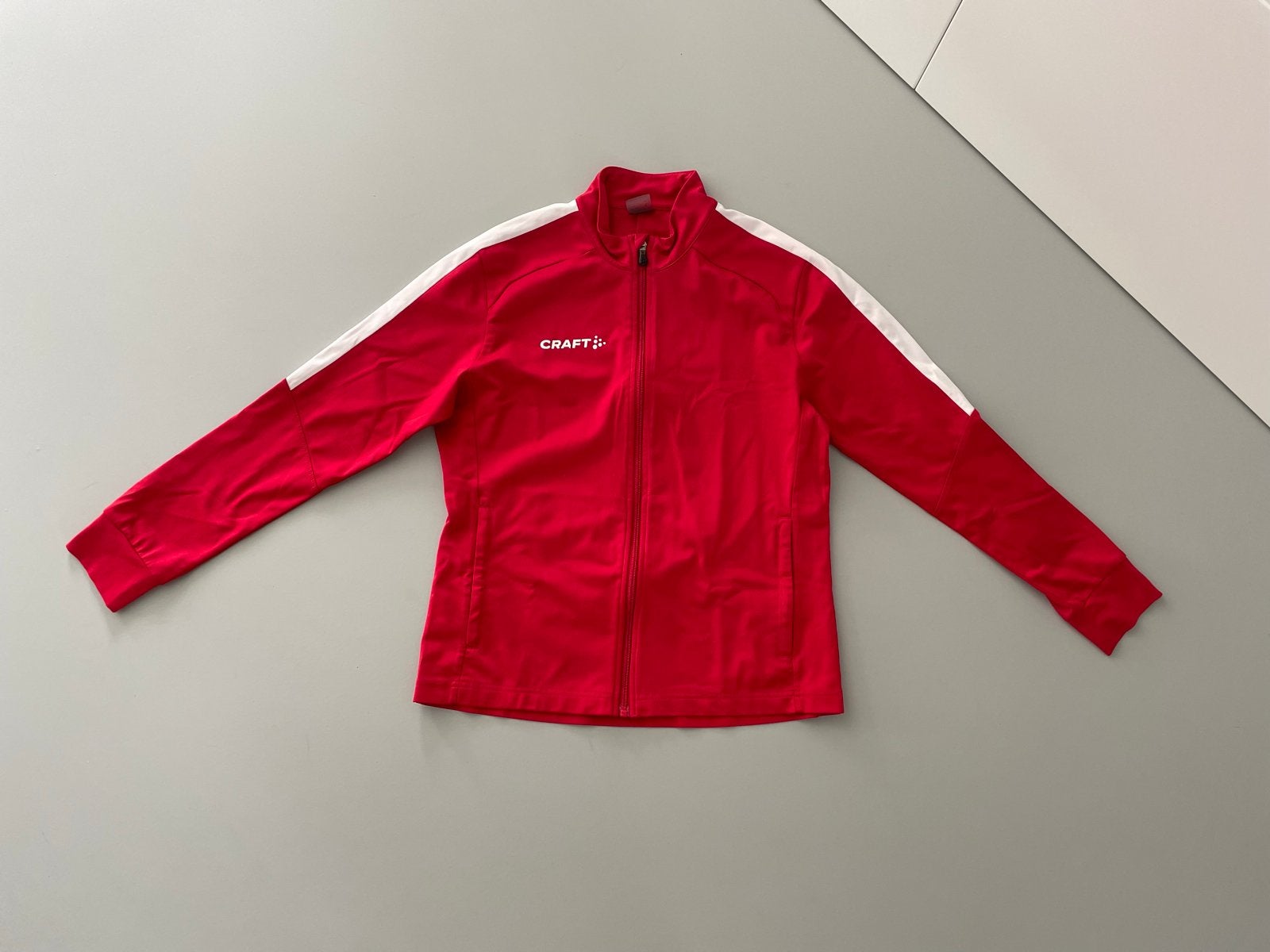 Craft sportjasje rood - maat S, Kleding | Dames, Sportkleding, Ophalen, Zo goed als nieuw, Hardlopen of Fietsen, Maat 36 (S)