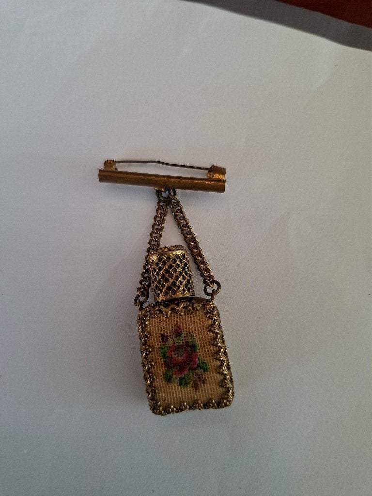 Vintage parfumflesje broche met bloemenborduurwerk, Ophalen of Verzenden, Dames, Onbekend