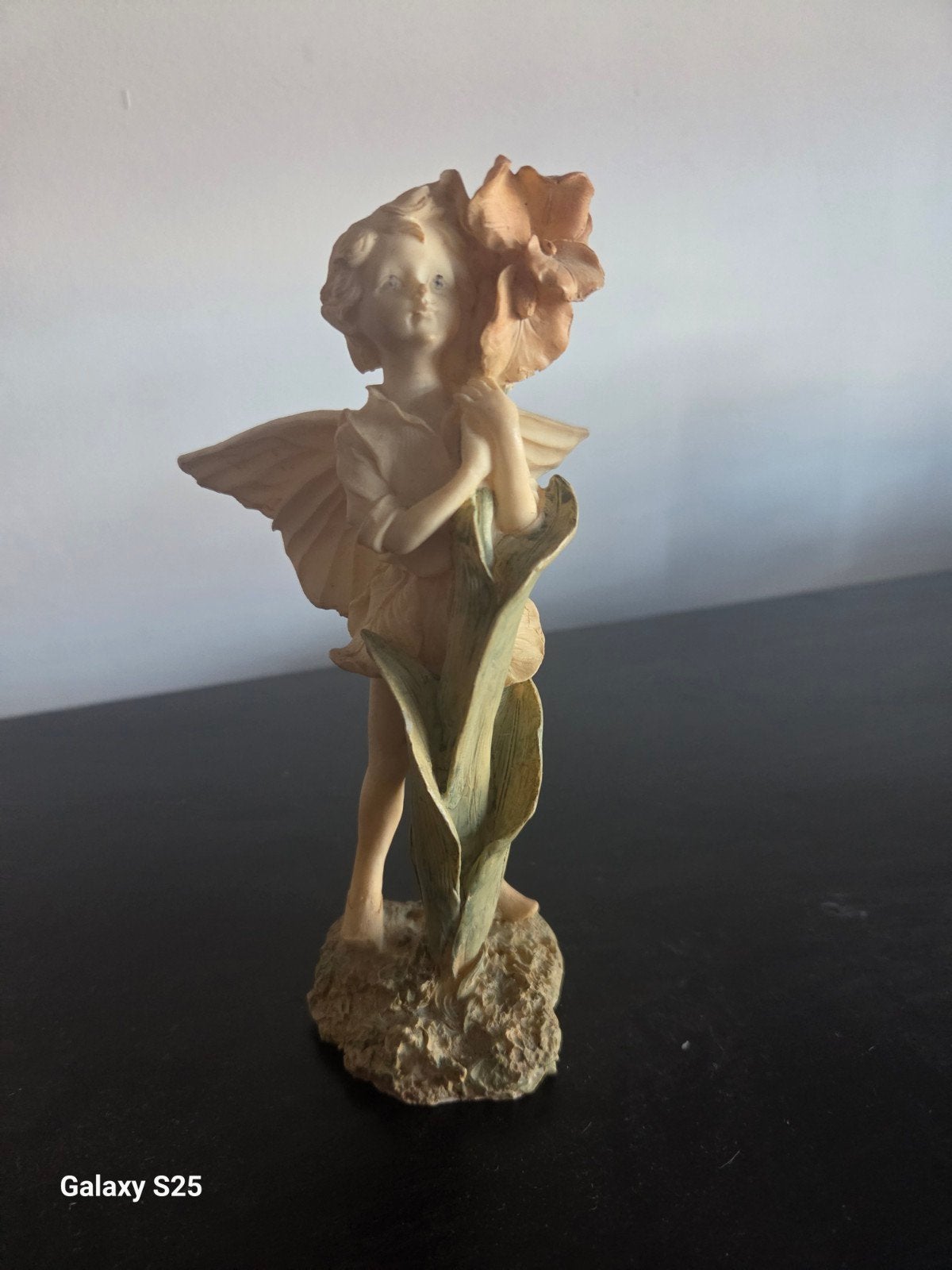 Beeldje van een elfje met bloem, Ophalen of Verzenden