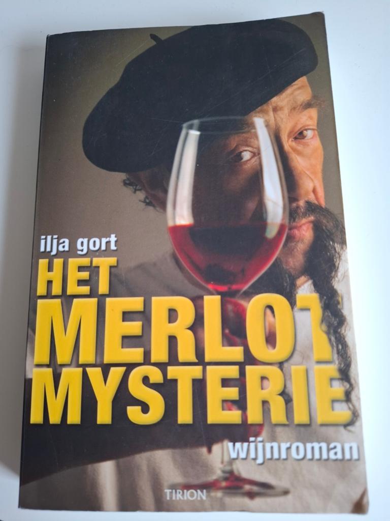 Het Merlot Mysterie - Ilja Gort (Wijnroman), Ophalen of Verzenden, Zo goed als nieuw, Nederland, Ilja Gort
