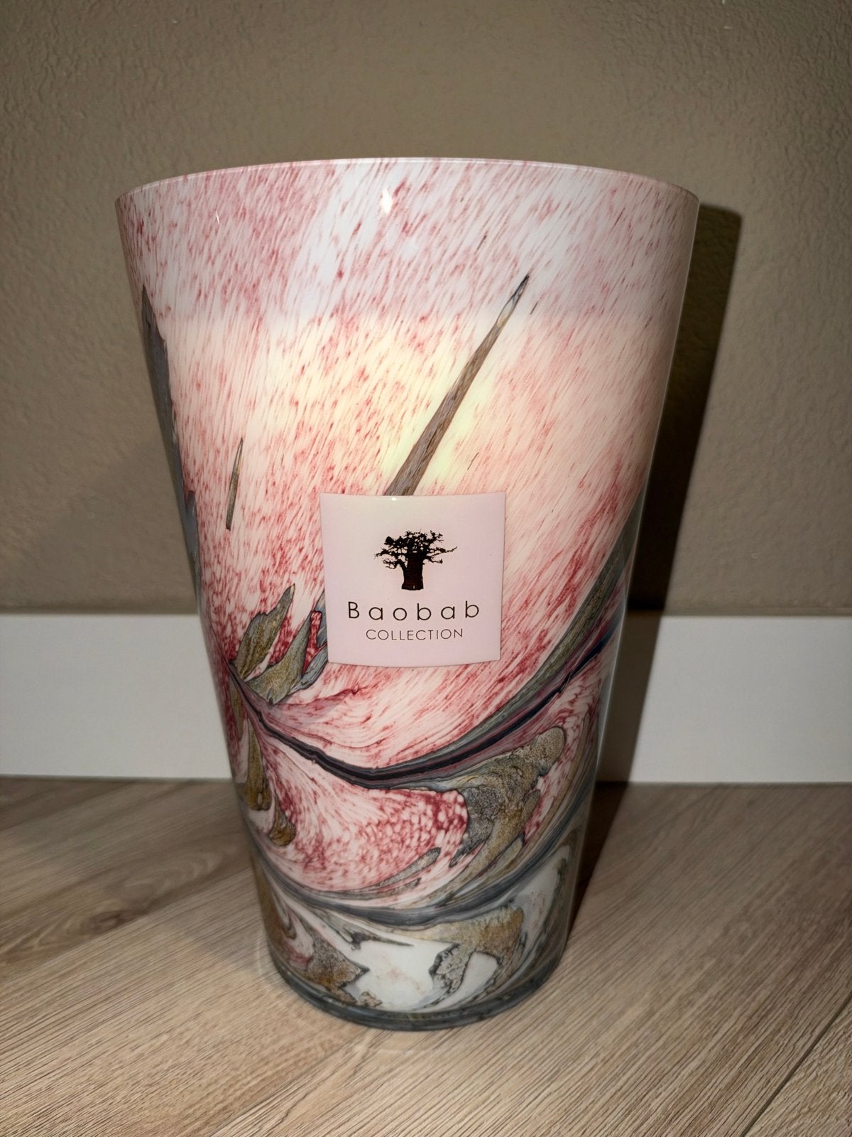 Baobab Collection Geurkaars Leaves Manon Monument, Huis en Inrichting, Ophalen, Nieuw, Meerkleurig, Glas