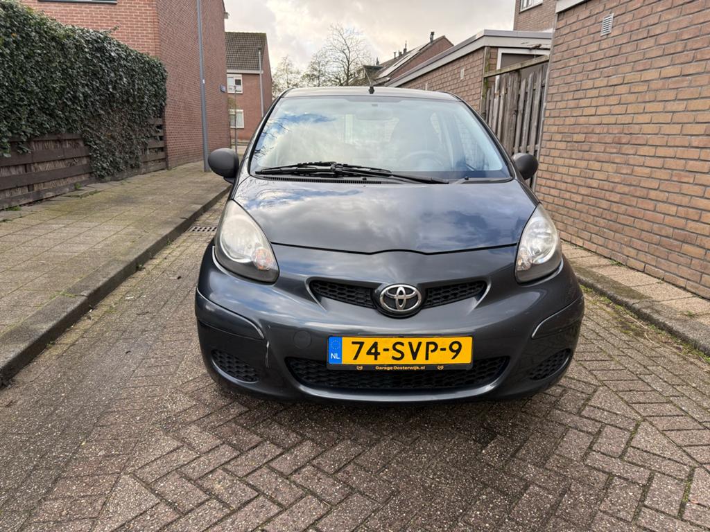Toyota Aygo 1.0 12V Vvt-i 5DRS 2011 Grijs, Auto's, Voorwielaandrijving, Stof, 4 stoelen, 68 pk