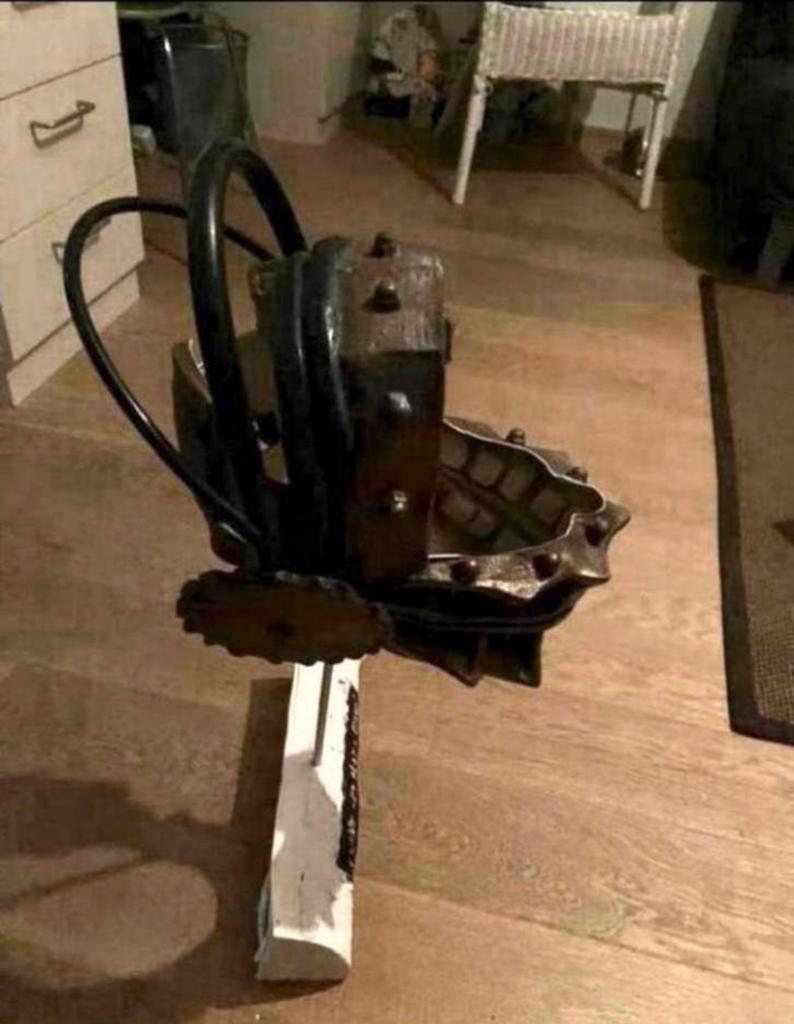 Origineel berenklauw masker van SAW met staander!, Ophalen of Verzenden, Zo goed als nieuw