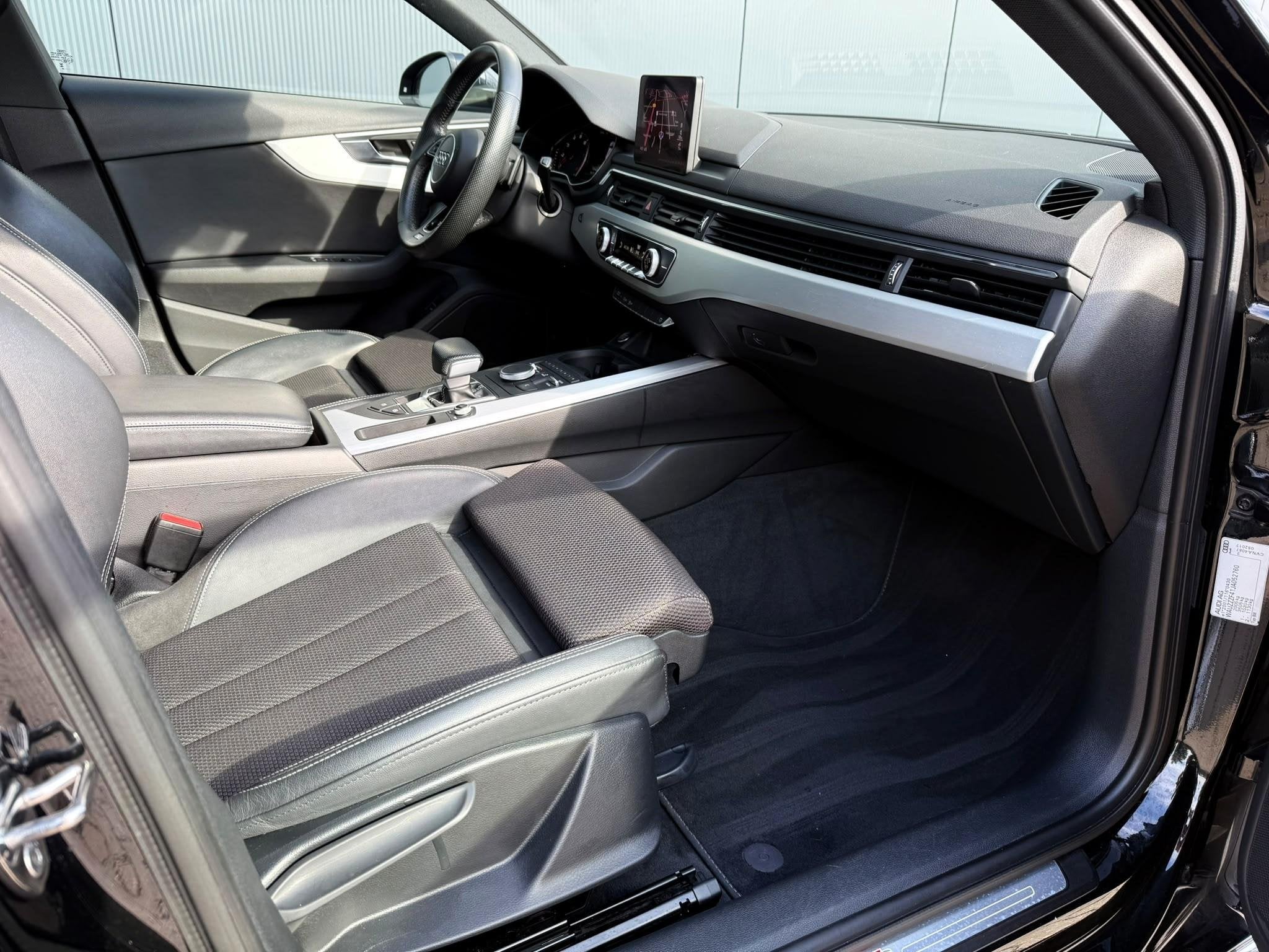 Foto 28 van Audi A4 Avant 1.4 TFSI Sport S line edition navi / 19 inch l