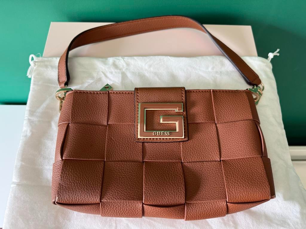 Guess Schoudertasje Bruin Gevlochten (25x15 cm), Sieraden, Tassen en Uiterlijk, Tassen | Damestassen, Ophalen of Verzenden, Zo goed als nieuw