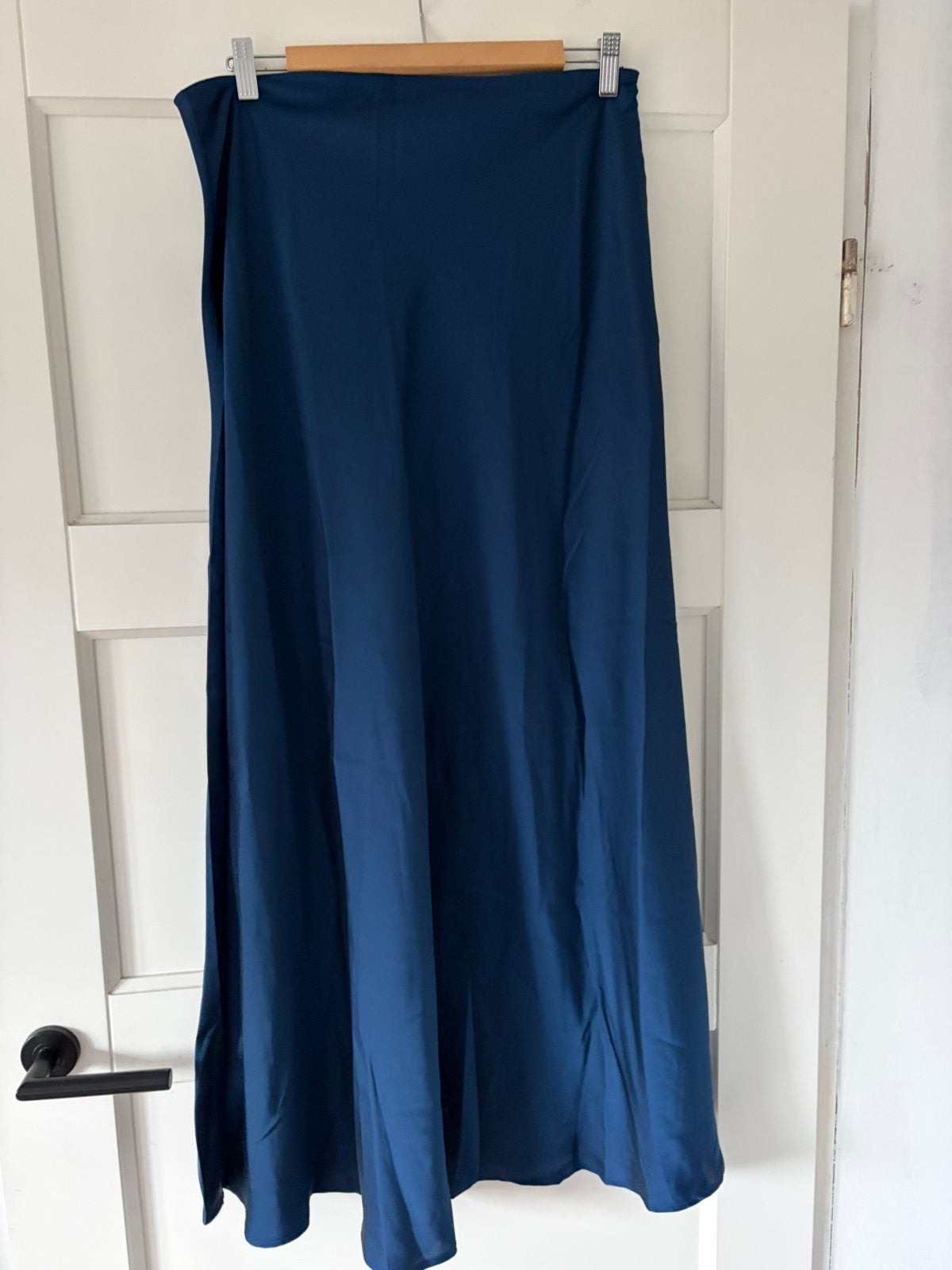Blauwe satijnen rok nieuw L, Ophalen of Verzenden, Nieuw, Blauw, Onder de knie