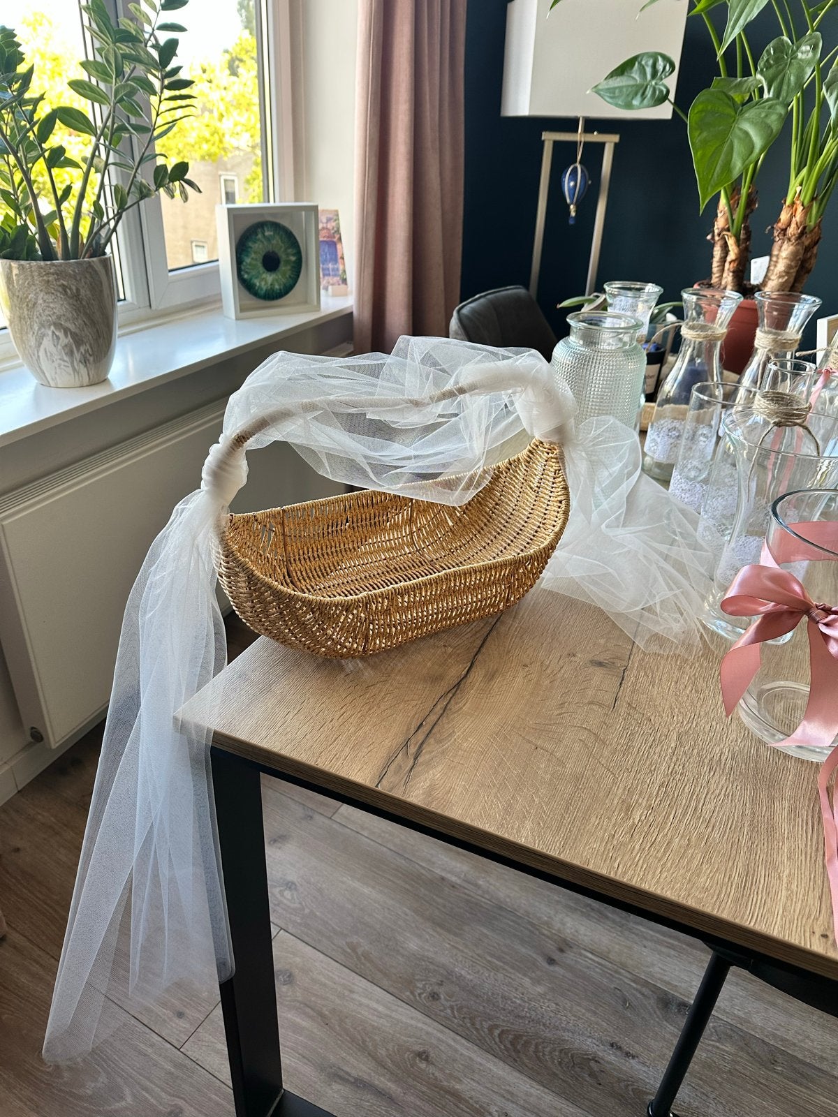 Rieten mandje met tule versiering voor bruiloft/bedankjes, Ophalen, Gevlochten, Mand, Zo goed als nieuw