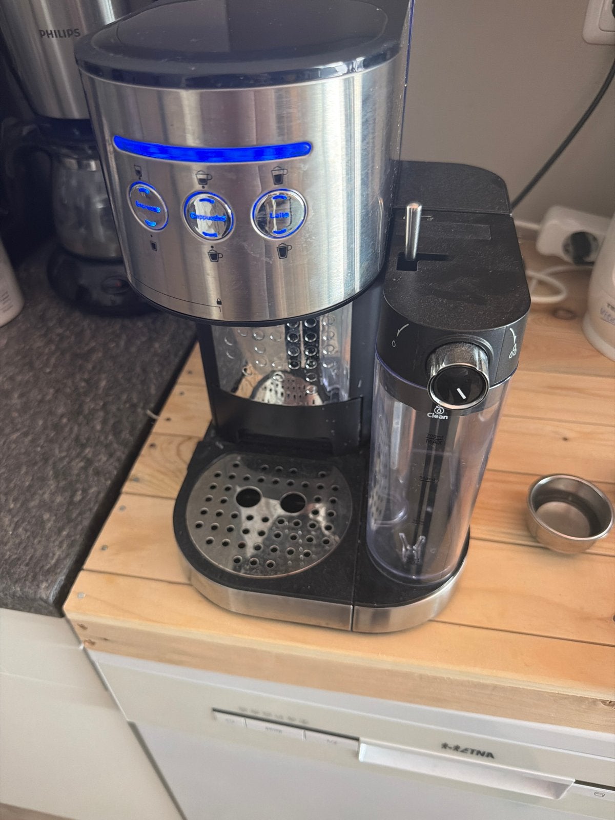 Espresso apparaat met melkopschuimer, Afneembaar waterreservoir, Gebruikt, Espresso apparaat, Gemalen koffie