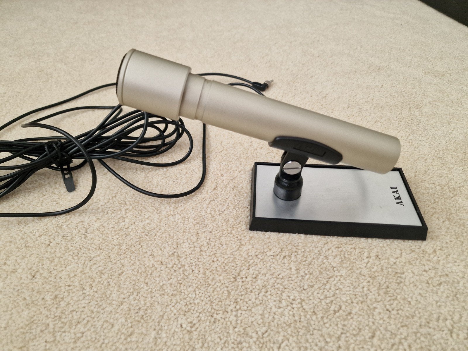 Akai ADM-80 Dynamische Microfoon met Standaard, Ophalen of Verzenden, Gebruikt