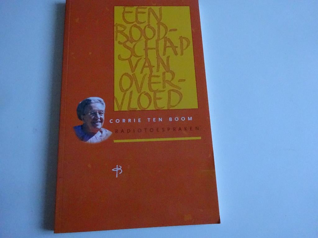 CORRIE TEN BOOM - EEN BOODSCHAP VAN OVERVLOED, Boeken, Ophalen of Verzenden, Gelezen, Christendom | Protestants