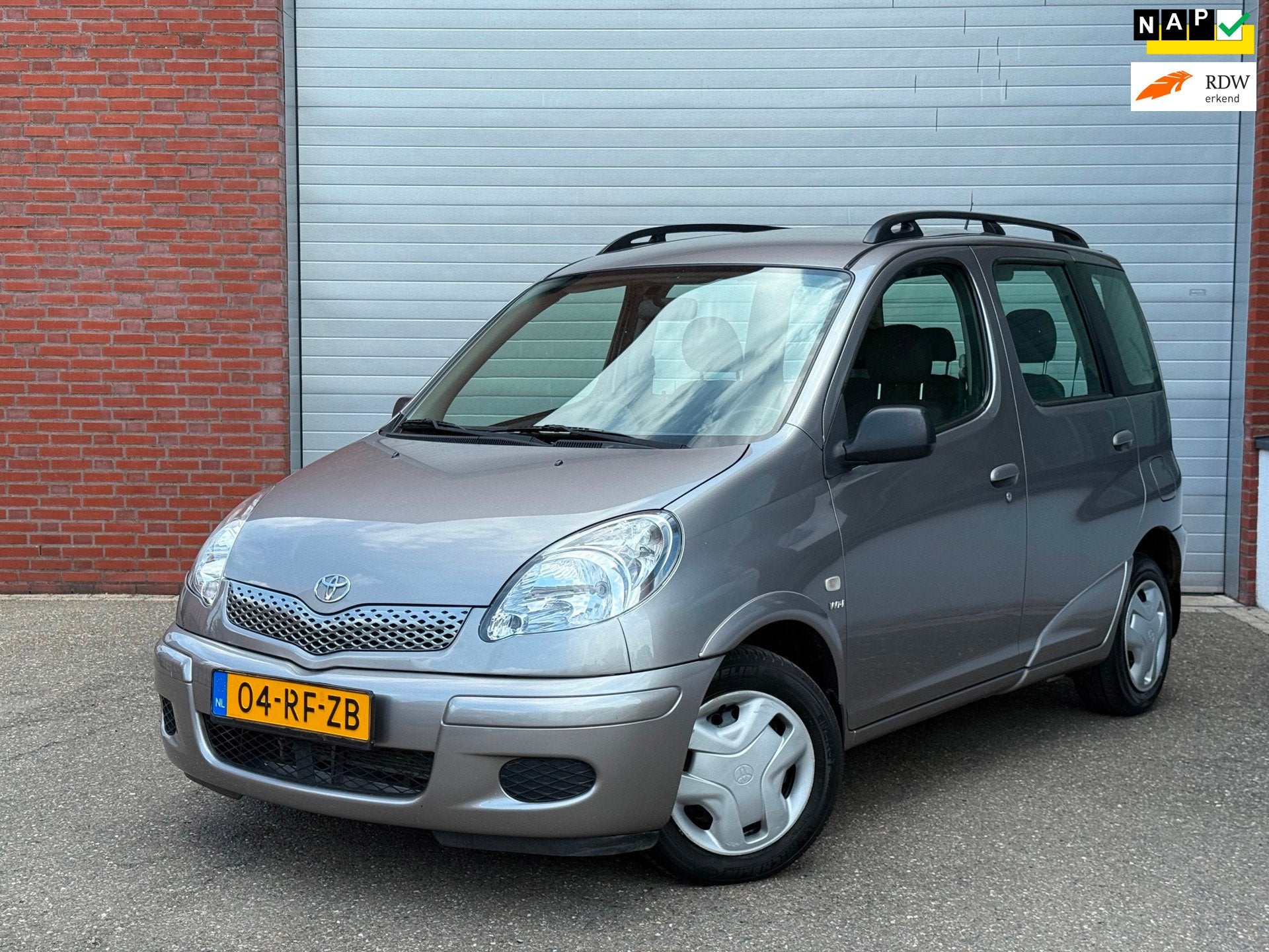 Toyota Yaris Verso 1.5 VVT-i Sol | AIRCO | NAP | NEW APK |1E, Auto's, Dealer onderhouden, 40 €/maand, Zwart, 4 cilinders