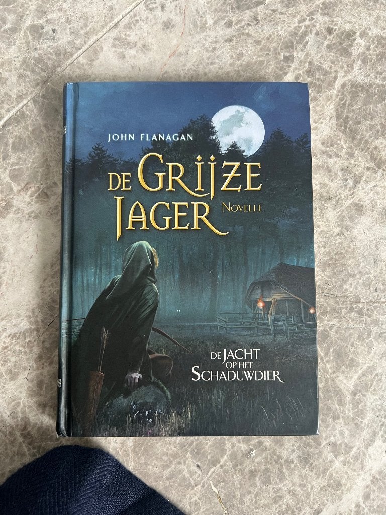 De Grijze Jager - Novelle - De Jacht op het Schaduwdier, Ophalen of Verzenden, Zo goed als nieuw, John Flanagan