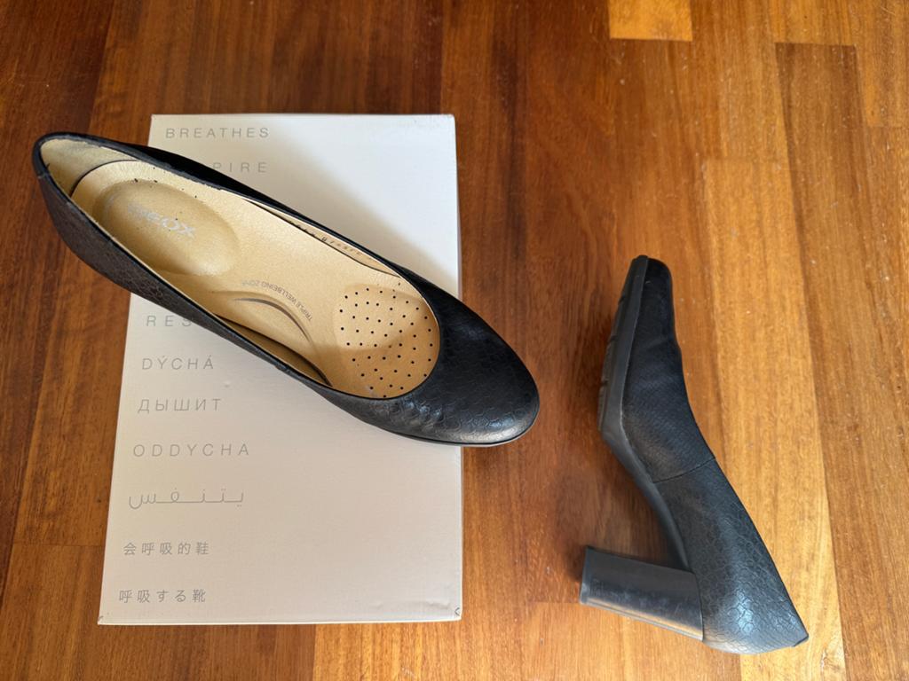 Comfortabele zwarte leren pumps - Geox - Maat 40, Kleding | Dames, Schoenen, Pumps, Zwart, Ophalen of Verzenden, Zo goed als nieuw