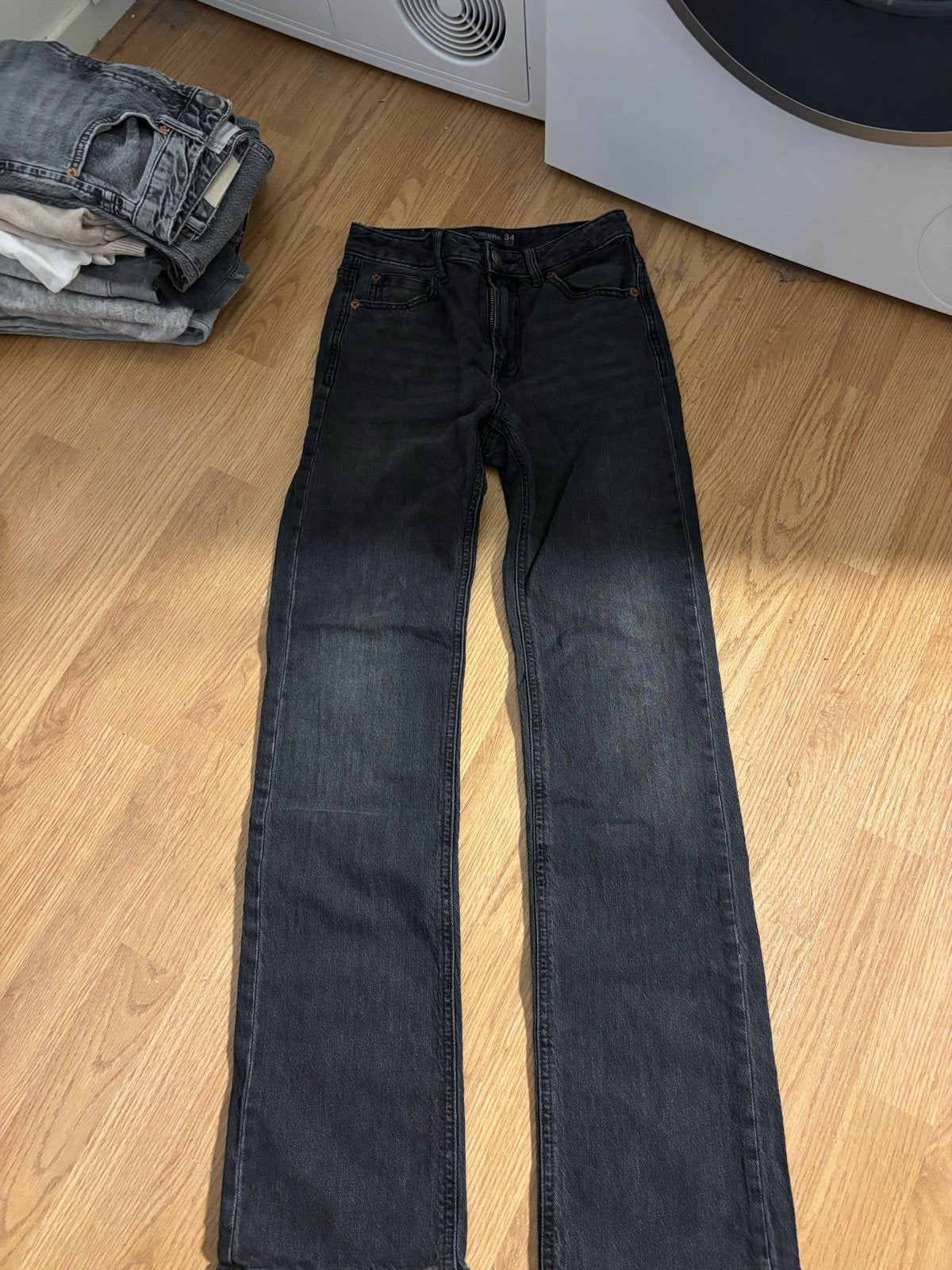 Stradivarius zwarte jeans maat 34, Kleding | Dames, Spijkerbroeken en Jeans, Ophalen of Verzenden, Gedragen, Zwart, W27 (confectie 34) of kleiner