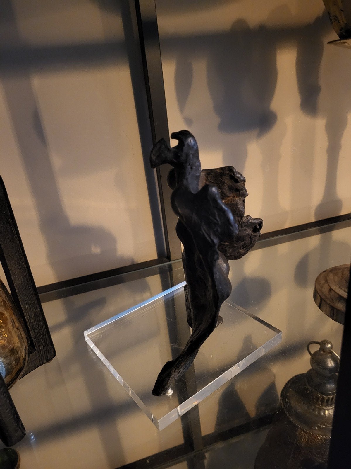 Abstracte sculptuur van een figuur, donker metaal ( brons), Antiek en Kunst, Minder dan 20 cm, Ophalen of Verzenden, Zwart, Op sokkel