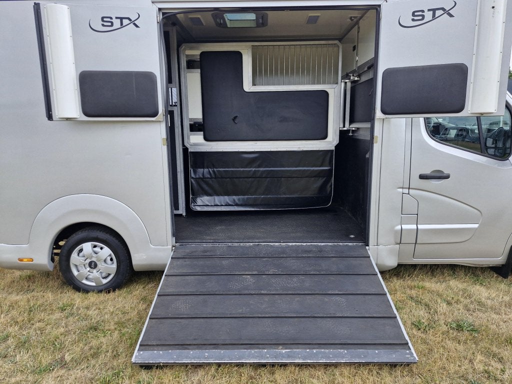 Foto 12 van Renault Master STX hengstuitvoering 2017 automaat vernieuwd!