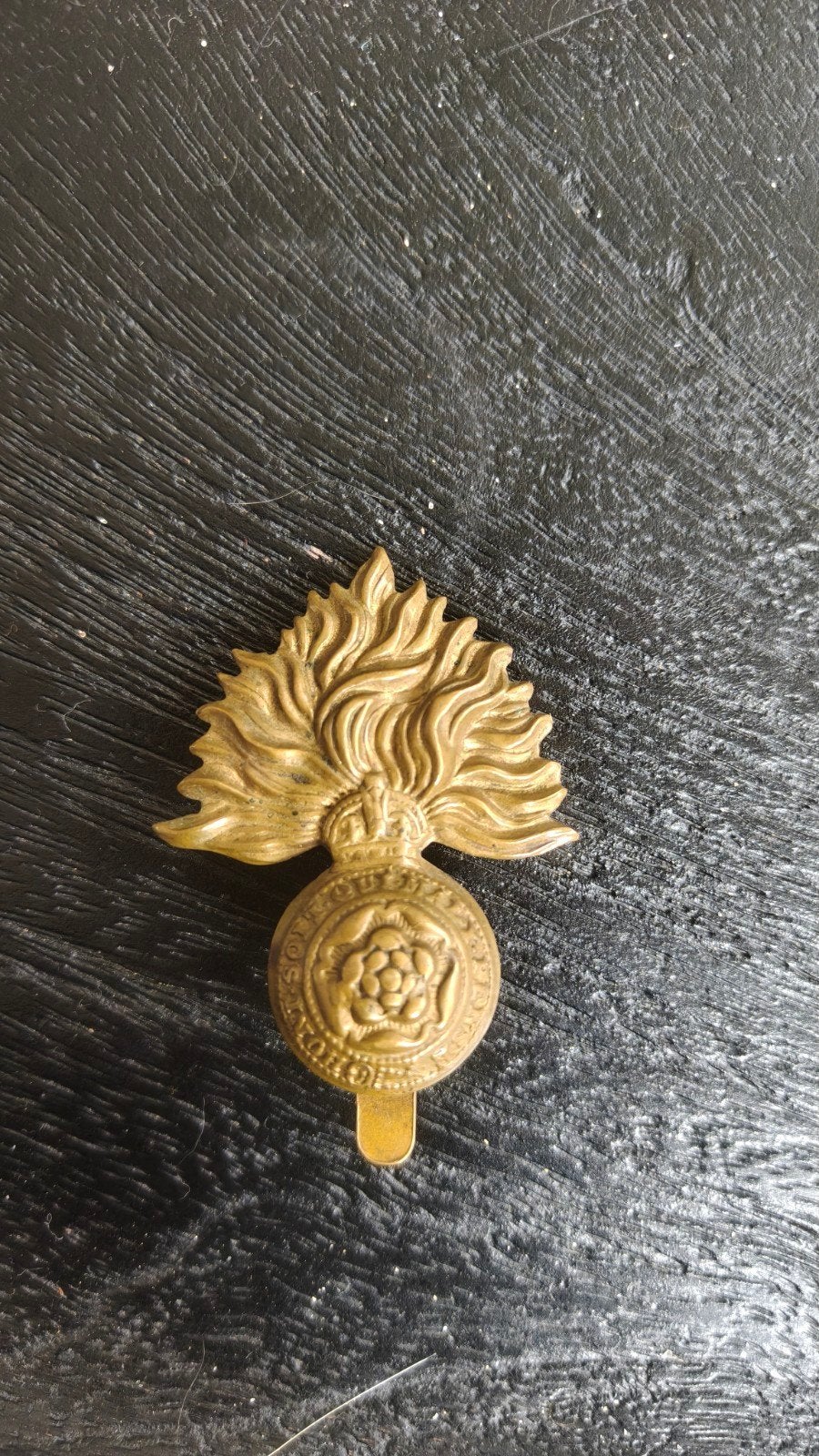 Originele WW2 capbadge Royal Fusiliers., Ophalen of Verzenden, Landmacht, Engeland, Embleem of Badge