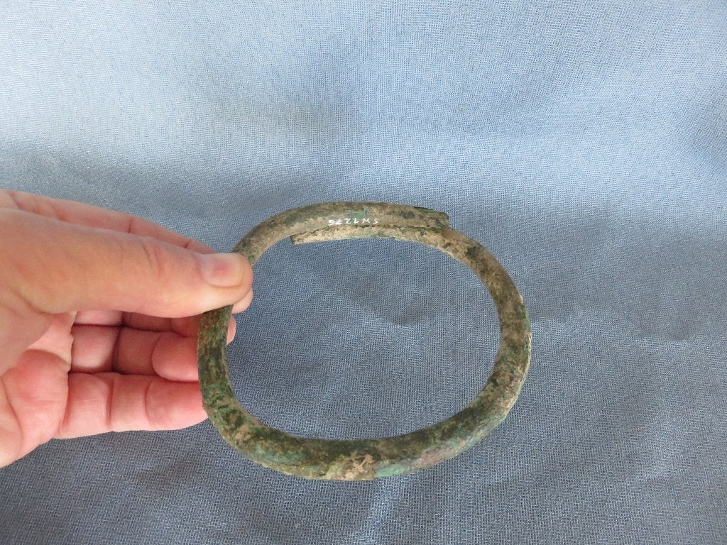 Armband van brons - ca. 3000 jaar oud - bodemvondst, Ophalen of Verzenden, Brons, Armband
